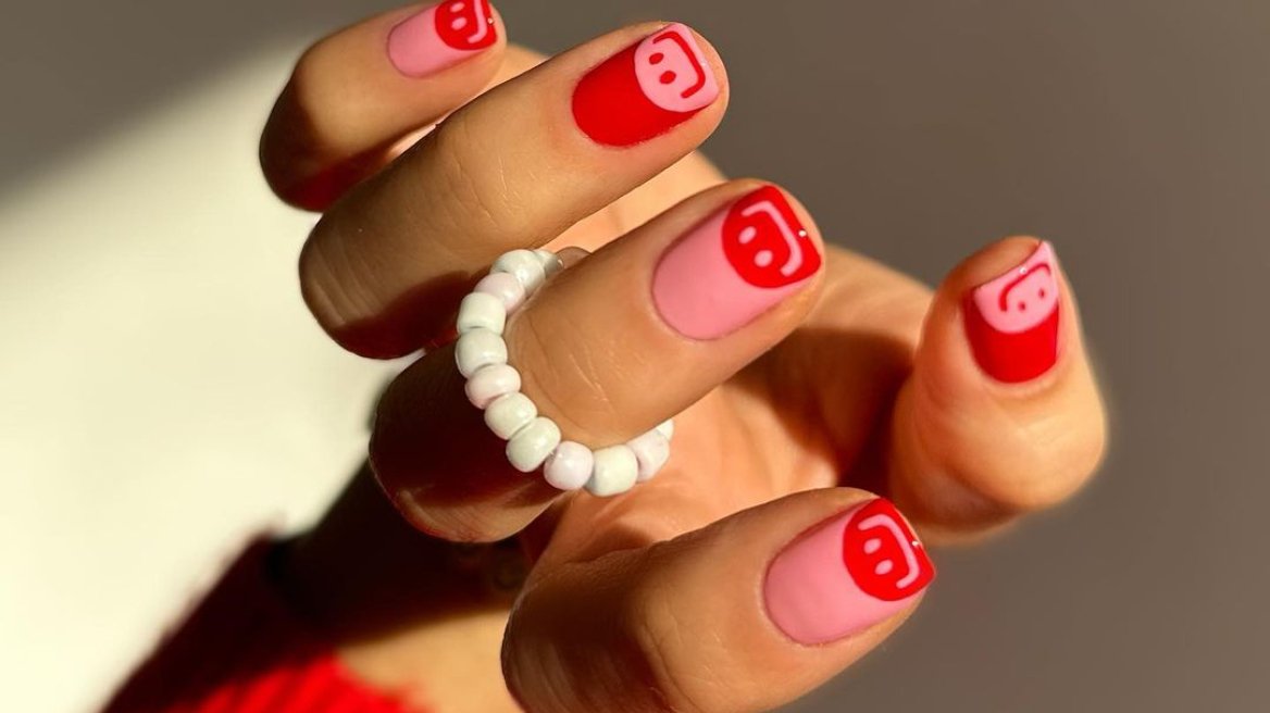 Smiley Face: Η τάση στα νύχια που λειτουργεί και σαν mood booster