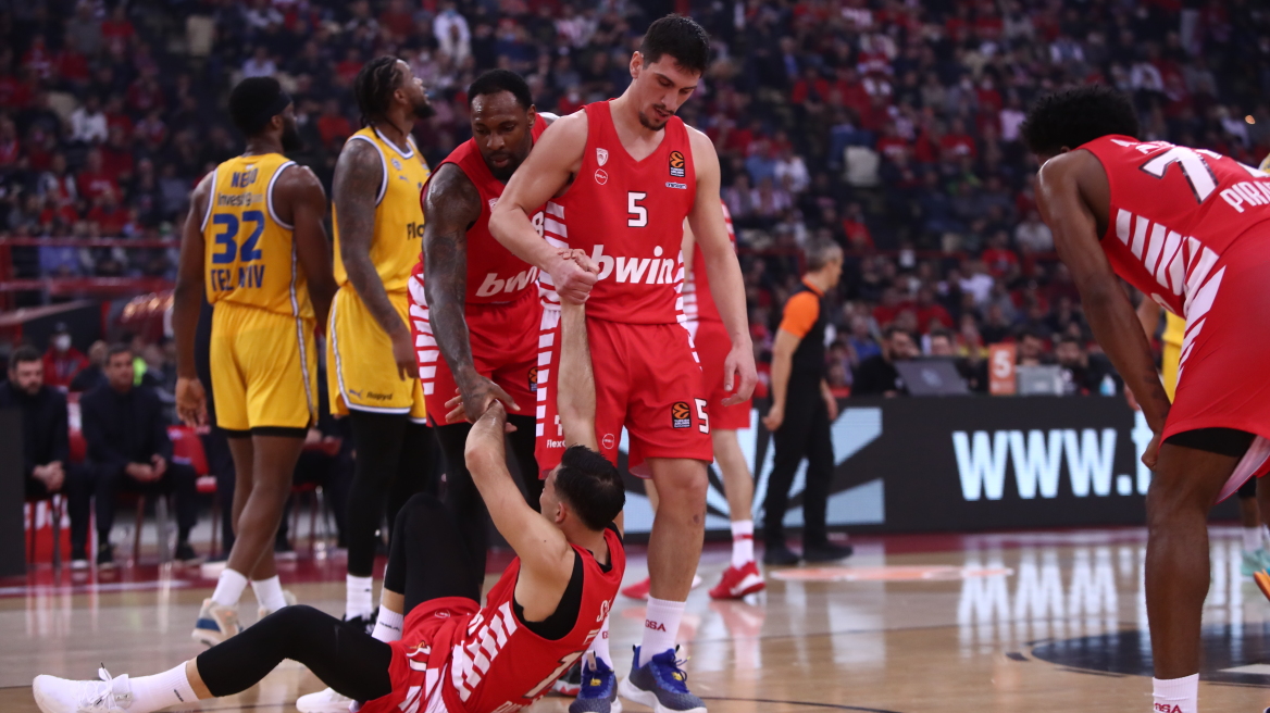 Ολυμπιακός - Μακάμπι: Τραυματίστηκε στη μέση και αποχώρησε στο 2ο δεκάλεπτο ο Σλούκας 