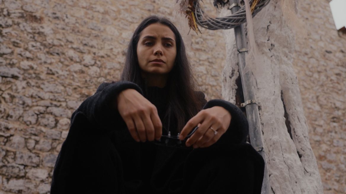 Η Γη της Ελιάς: Ο Φίλιππος μαθαίνει την αλήθεια για τη συγγένειά του με την Ειρήνη και σοκάρεται