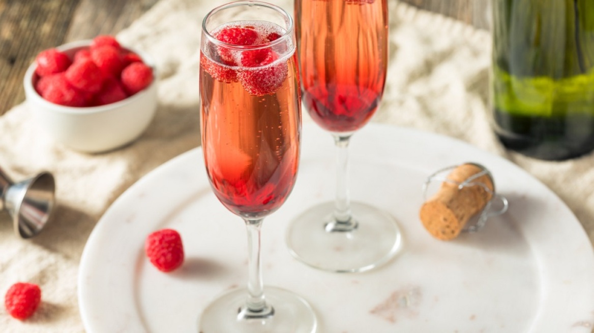 Viral: Πώς θα φτιάξετε το Kir Royale από το Emily in Paris