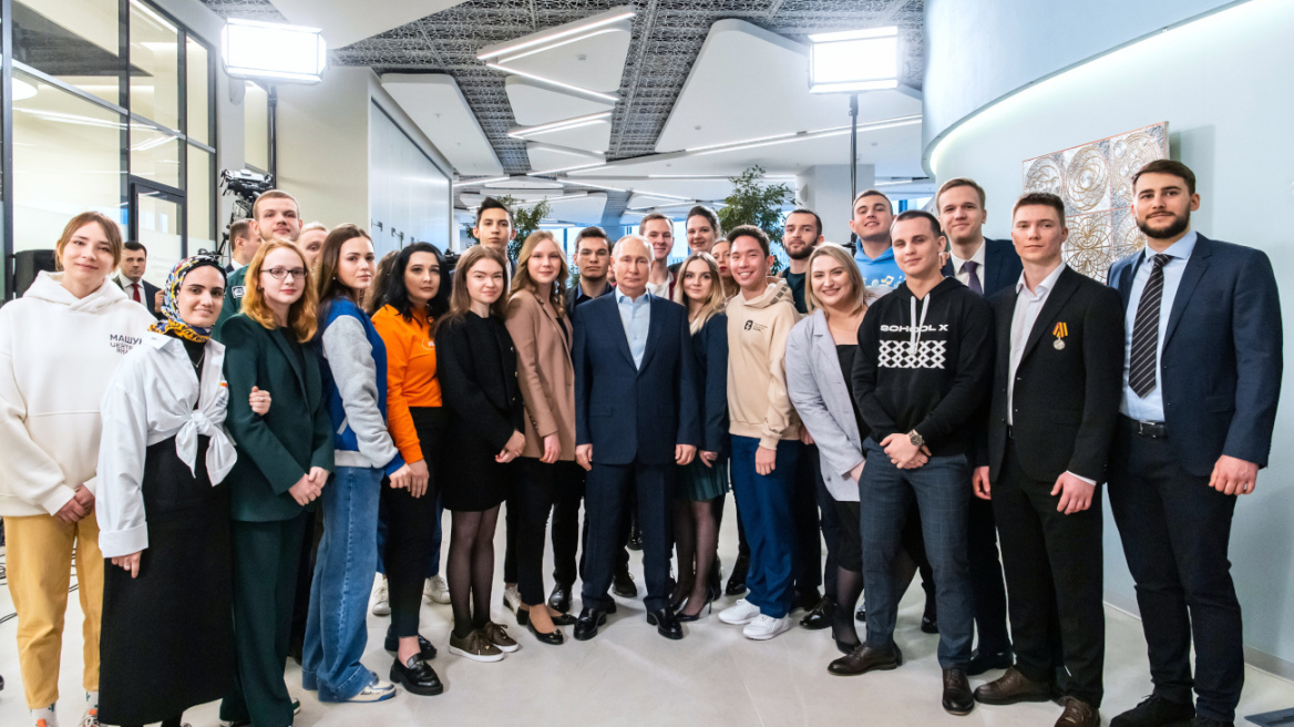 Βλαντιμίρ Πούτιν: Έβαλε παπούτσια με τακούνι σε συνάντηση με φοιτητές