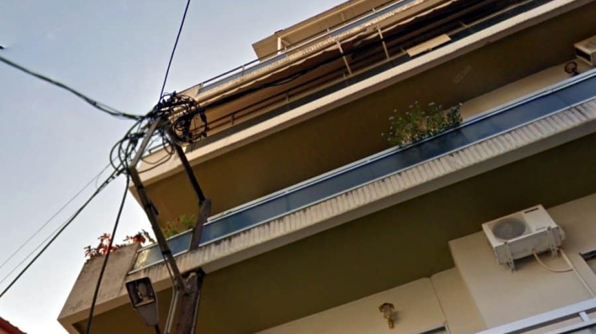 Αγρίνιο: Κολώνα ηλεκτροδότησης διαπερνά δύο μπαλκόνια πολυκατοικίας - Δείτε φωτογραφίες