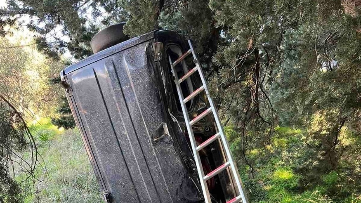 Απίστευτο τροχαίο στα Χανιά - Αυτοκίνητο βγήκε από την πορεία του... και «κρεμάστηκε» σε δέντρο