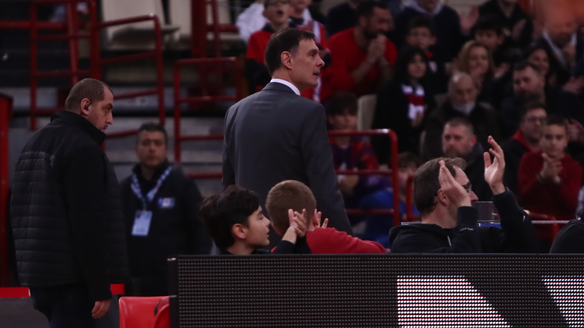 Ολυμπιακός- Αρης: Αποβλήθηκε με δύο τεχνικές ποινές ο Μπαρτζώκας 