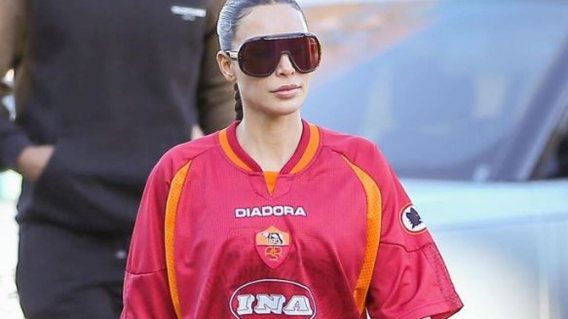 Κιμ Καρντάσιαν: Βόλτα στο Λος Άντζελες με φανέλα της Ρόμα 