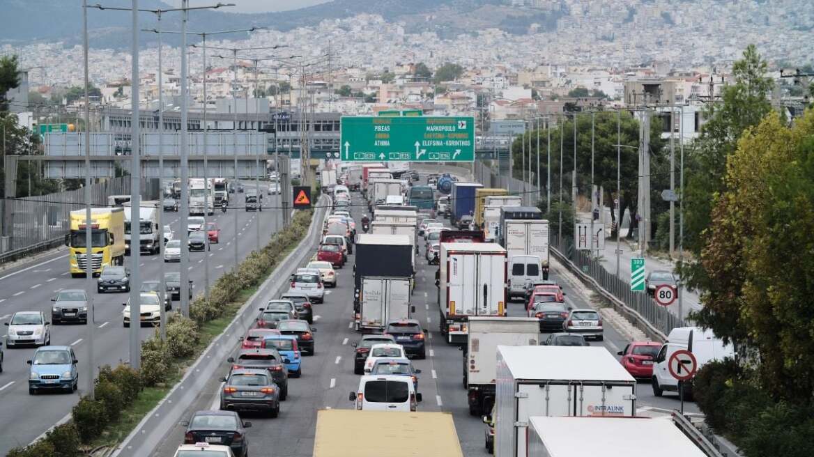 Κίνηση: Στις φλόγες φορτηγό κοντά στη Μαλακάσα - Καθυστερήσεις στην κυκλοφορία 