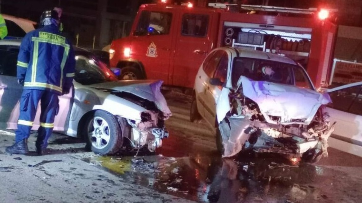 Θεσσαλονίκη: Τρεις τραυματίες σε τροχαίο - Τον έναν τον απεγκλώβισε η πυροσβεστική - Δείτε φωτογραφίες