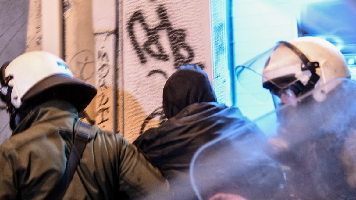 Καλλιθέα: Ανήλικοι επιτέθηκαν με κροτίδες σε αστυνομικούς έξω από το στάδιο - Μια σύλληψη και 12 προσαγωγές