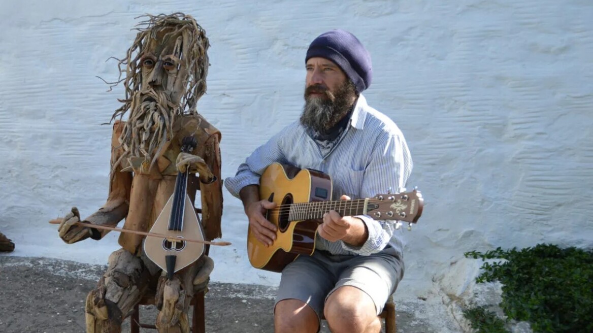 Ζανής Ρούσσας: Ο αυτοδίδακτος καλλιτέχνης της Σύρου και τα απίθανα έργα του