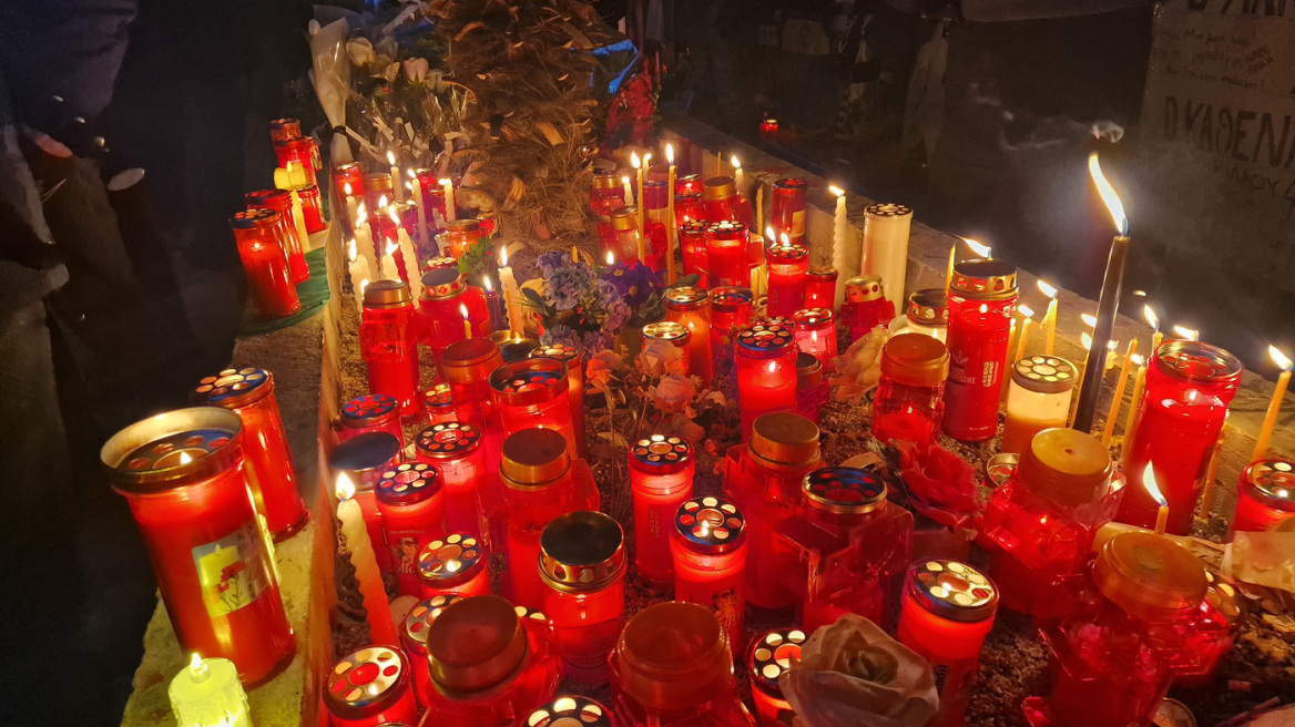 Δολοφονία Άλκη Καμπανού: Φόρος τιμής έναν χρόνο μετά - Κεράκια και λουλούδια στο σημείο της επίθεσης 