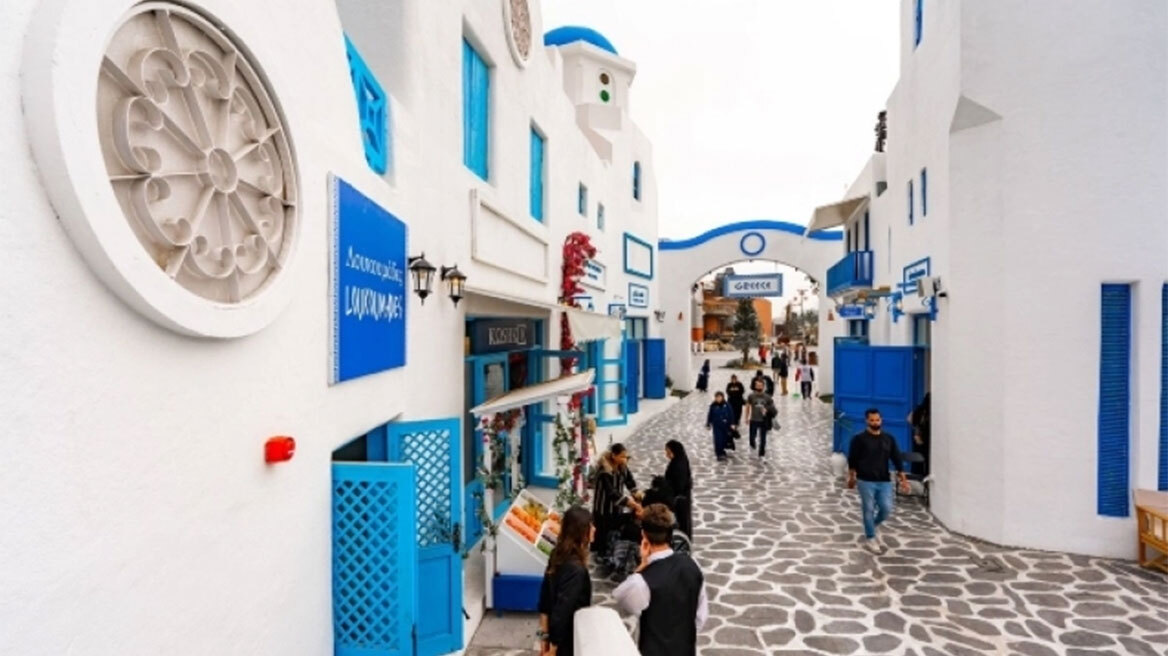Γύρος, ανεμόμυλοι και σοκάκια: Στην πρωτεύουσα της Σαουδικής Αραβίας έχει φτιαχτεί μια νέα Σαντορίνη