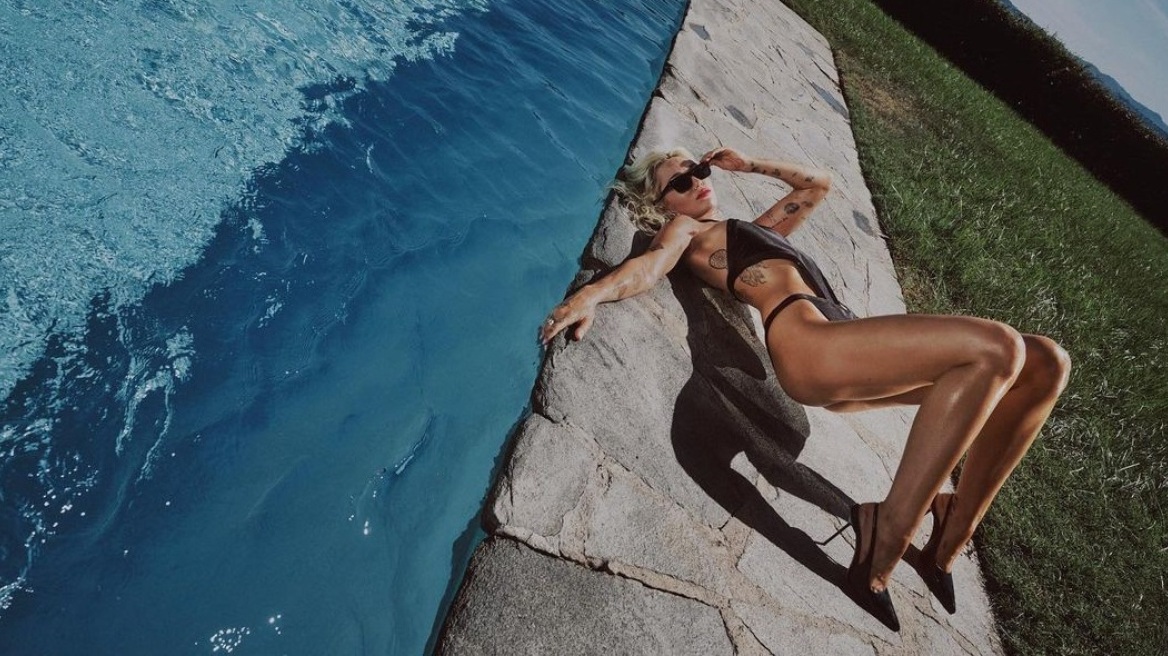 Η Μάιλι Σάιρους φόρεσε το πιο μικρό μαύρο φόρεμα για να γιορτάσει την επιτυχία του νέου της κομματιού