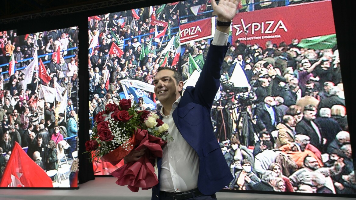 Τσίπρας: «Δημοκρατία ή Μητσοτάκης» – Καρφιά σε Ανδρουλάκη