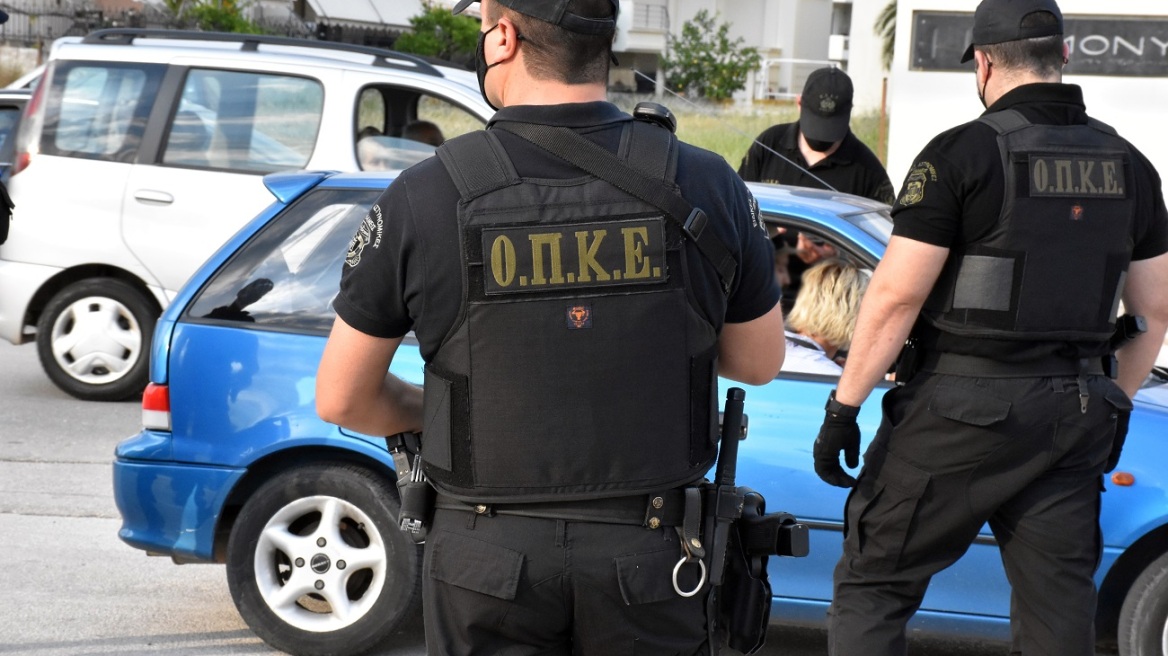 ΕΛΑΣ: Θρασύτατοι κλέφτες πέταγαν τζάμια, καρέκλες και ντουλάπες για να αποφύγουν τη σύλληψη!