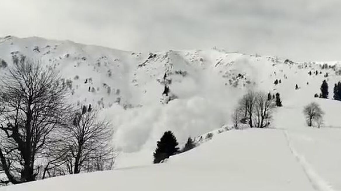 Ινδία: Η στιγμή που χιονοστιβάδα «καταπίνει» ομάδα σκιέρ - Δύο νεκροί