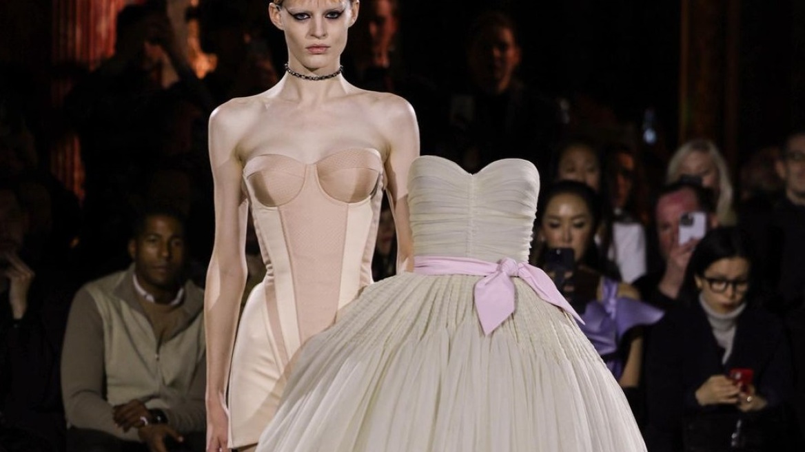 Μια φούστα με ουρά-τραπεζομάντηλο που έγινε viral σε χρόνο dt