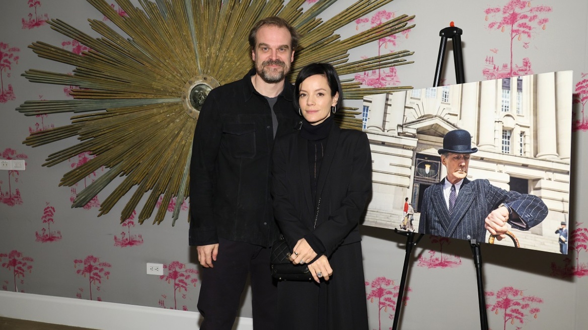 Στο σπίτι της Λίλι Άλεν και του σταρ των «Stranger Things» Ντέιβιντ Χάρμπουρ, νιώθεις σαν νάνος σε ανθισμένο λιβάδι