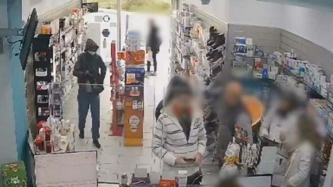 Λιόσια: Η στιγμή που ληστές μπαίνουν με μαχαίρι σε φαρμακείο και αδειάζουν το ταμείο