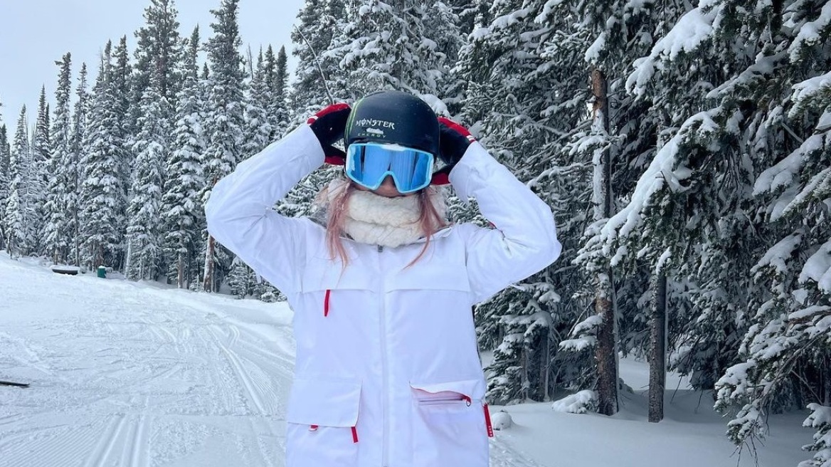Εντυπωσιακό βίντεο: Χρυσή Ολυμπιονίκης snowboarder μεταφέρει συναθλήτριά της στην πλάτη μέχρι ένα ασφαλές σημείο