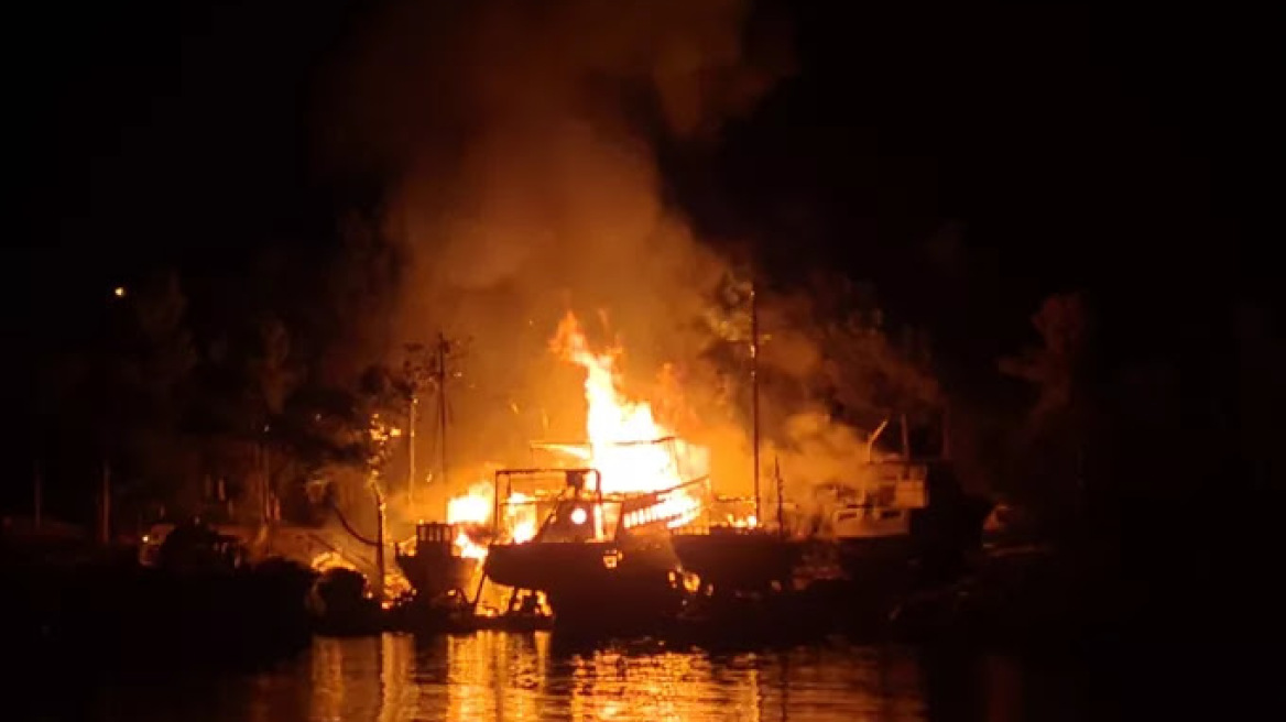 Φωτιά σε ελλιμενισμένα σκάφη στο παλιό λιμάνι στις Σπέτσες