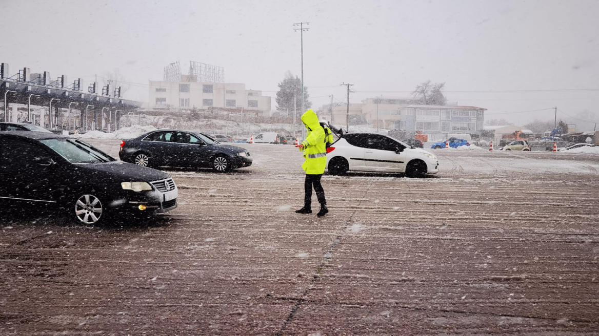 Κακοκαιρία «Μπάρμπαρα»: Σφοδρή χιονοθύελλα στις Αφίδνες - Δείτε βίντεο