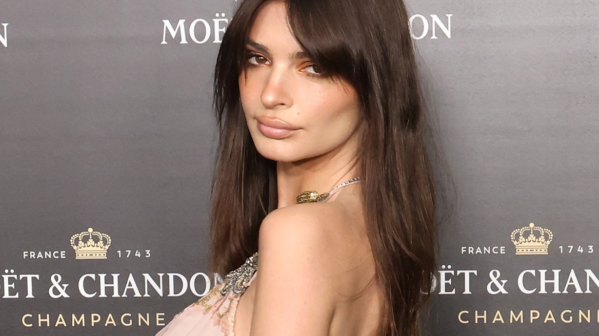 Η Emily Ratajkowski με κοντό καρέ και αφέλειες θυμίζει flapper των 1920s