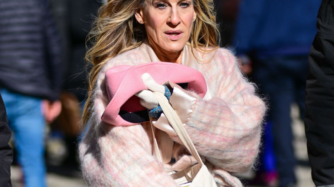 Πώς να φορέσετε clogs με κάλτσες σαν την Σάρα Τζέσικα Πάρκερ