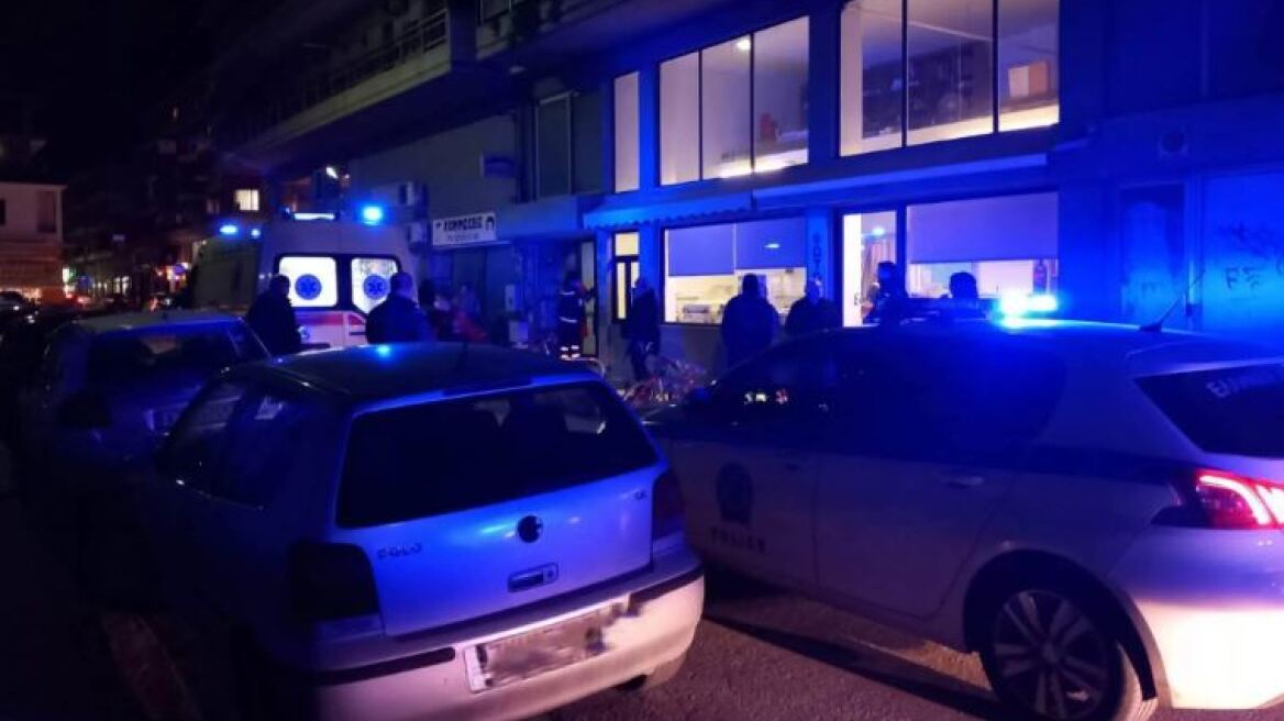 Τρίκαλα: Νεκρή γυναίκα μετά από πτώση από τον 3ο όροφο πολυκατοικίας