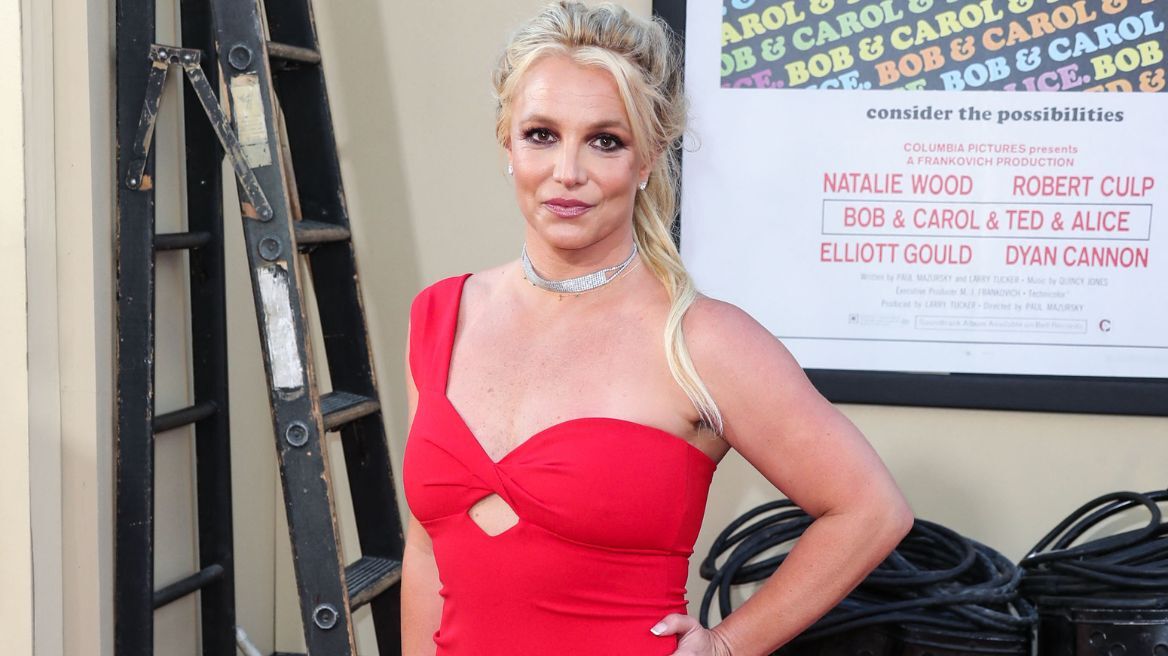 Μπρίτνεϊ Σπίαρς: Ποζάρει στο κρεβάτι της μόνο με το εσώρουχό της