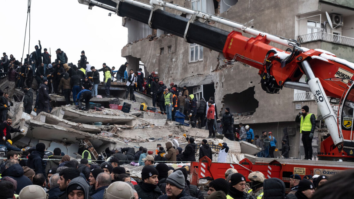 Σεισμοί στην Τουρκία: Συγκλονίζουν οι μαρτυρίες Ελλήνων που βίωσαν τον τρόμο - «Από θαύμα ζω...»