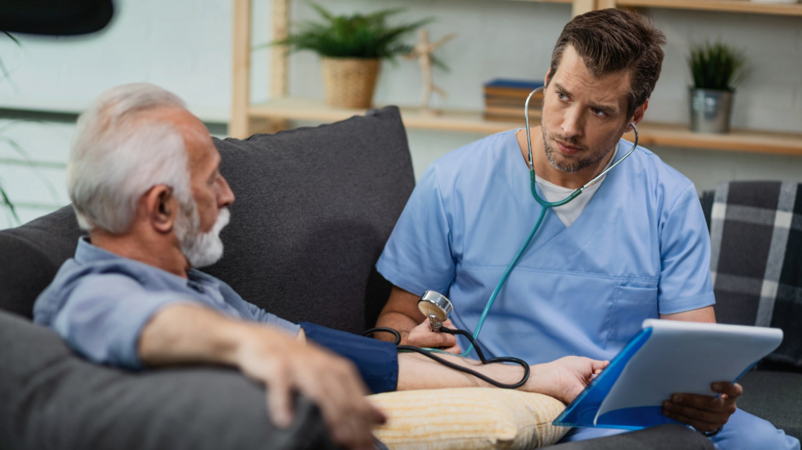Γιατρός στο σπίτι: Πώς καλύπτουν τα ασφαλιστήρια την κατ’ οίκον εξέταση