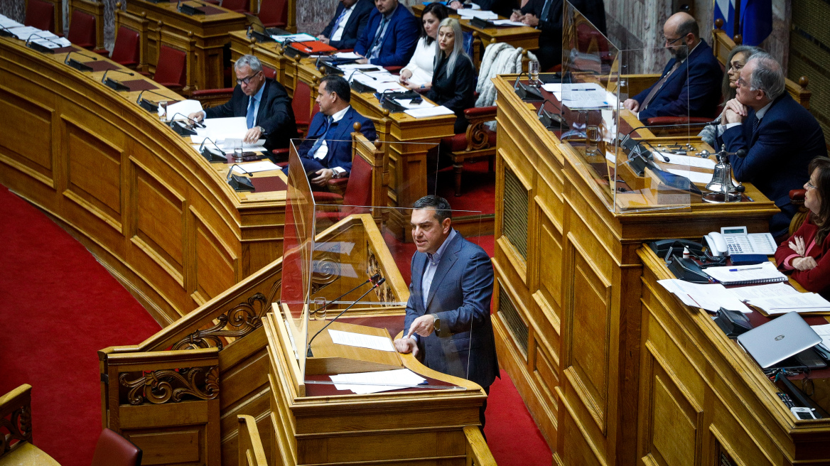 Τσίπρας: Ο Μητσοτάκης ψαρεύει στα θολά νερά της εθνικοφροσύνης