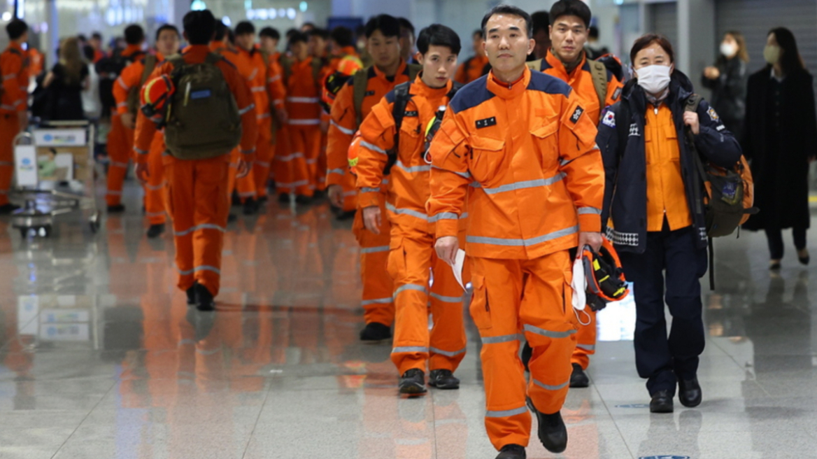 Σεισμός στην Τουρκία: Δεκάδες διασώστες από την Κίνα φθάνουν στο αεροδρόμιο των Αδάνων