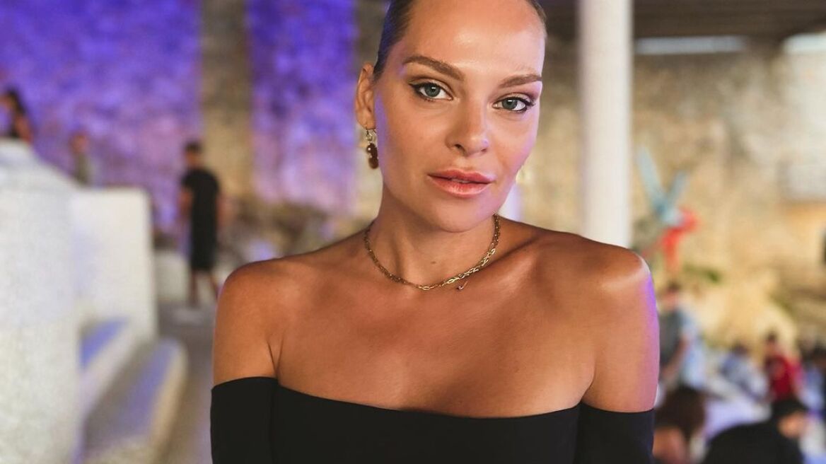 Υβόννη Μπόσνιακ: Το μαύρο φόρεμα με το εντυπωσιακό ντεκολτέ που επέλεξε σε βραδινή της έξοδο