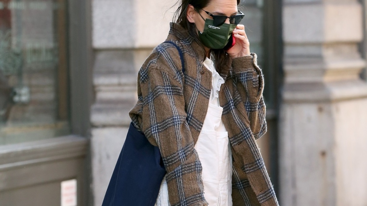 H Κέιτι Χολμς φόρεσε ένα από τα πιο δημοφιλή sneakers για τη σεζόν