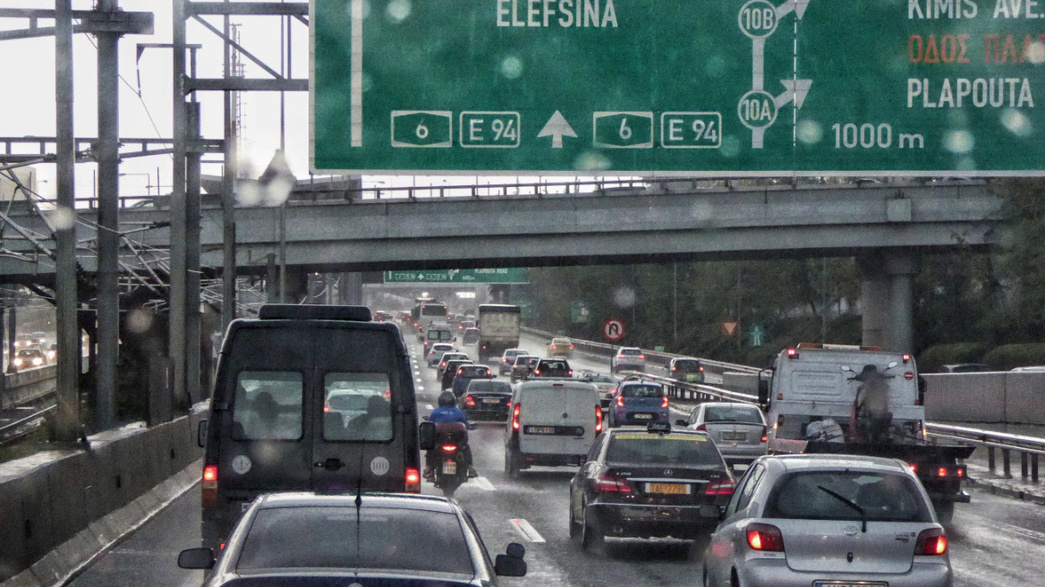 Κίνηση στους δρόμους: Καλύτερη η εικόνα  - Συνεχίζονται οι καθυστερήσεις στην Παραλιακή