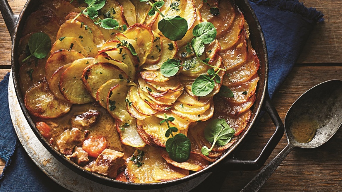 Αρνάκι με πατάτες και σκόρδο