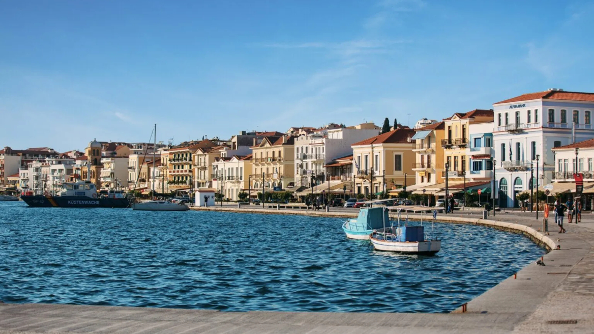 Μια διώροφη, πέτρινη μονοκατοικία προς πώληση, στη Σάμο