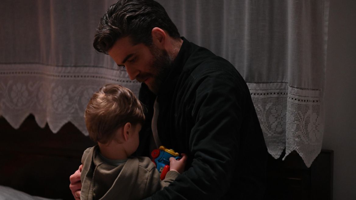 Σασμός: Η αστυνομία ψάχνει τον Σταύρο και τον Πετράκη, ενώ η Αργυρώ είναι σε πανικό