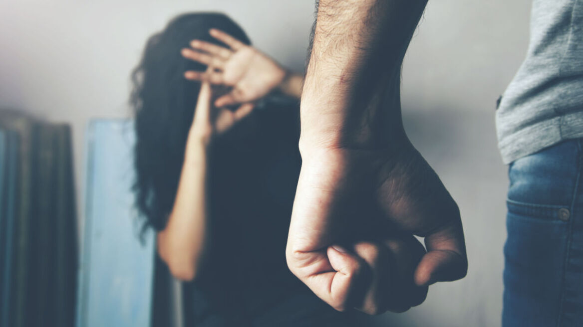  Γρονθοκόπησε και απείλησε με μαχαίρι την σύντροφό του