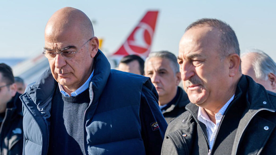 Σεισμός στην Τουρκία: Ο εναγκαλισμός Δένδια - Τσαβούσογλου και οι νέες ισορροπίες ανάμεσα στις δυο χώρες 
