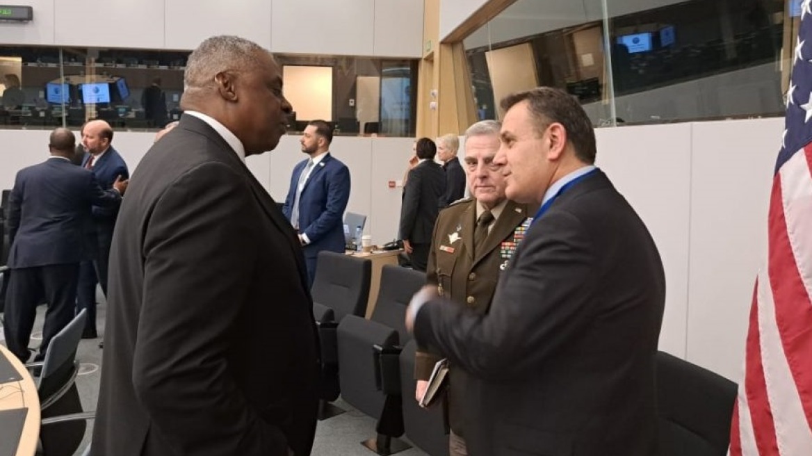 Παναγιωτόπουλος: Η Ελλάδα έστειλε πυρομαχικά και 20 άρματα μάχης BMP-1 στην Ουκρανία