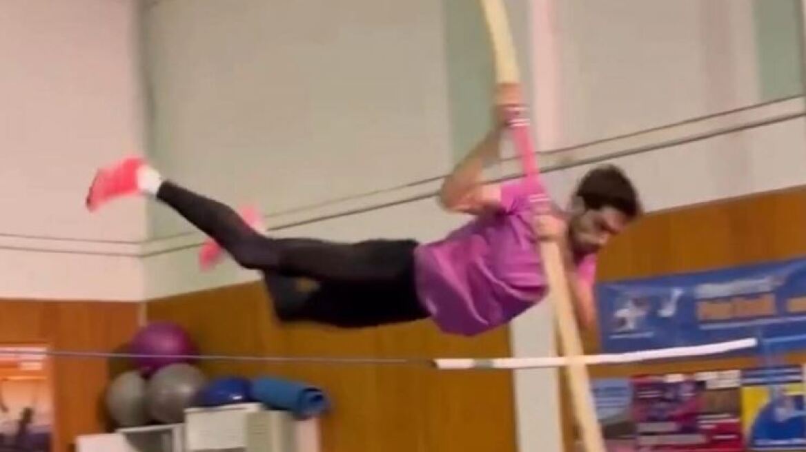 Μίλτος Τεντόγλου: Κάνει επί κοντώ υπό την επίβλεψη του Καραλή 