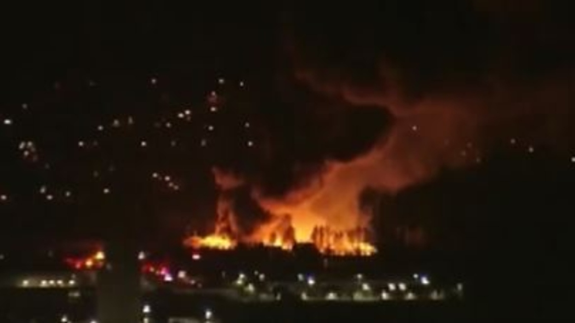 ΗΠΑ: Μεγάλη πυρκαγιά σε φυτώριο της Φλόριντα, πυκνοί καπνοί υψώνονται στον ουρανό - Δείτε βίντεο