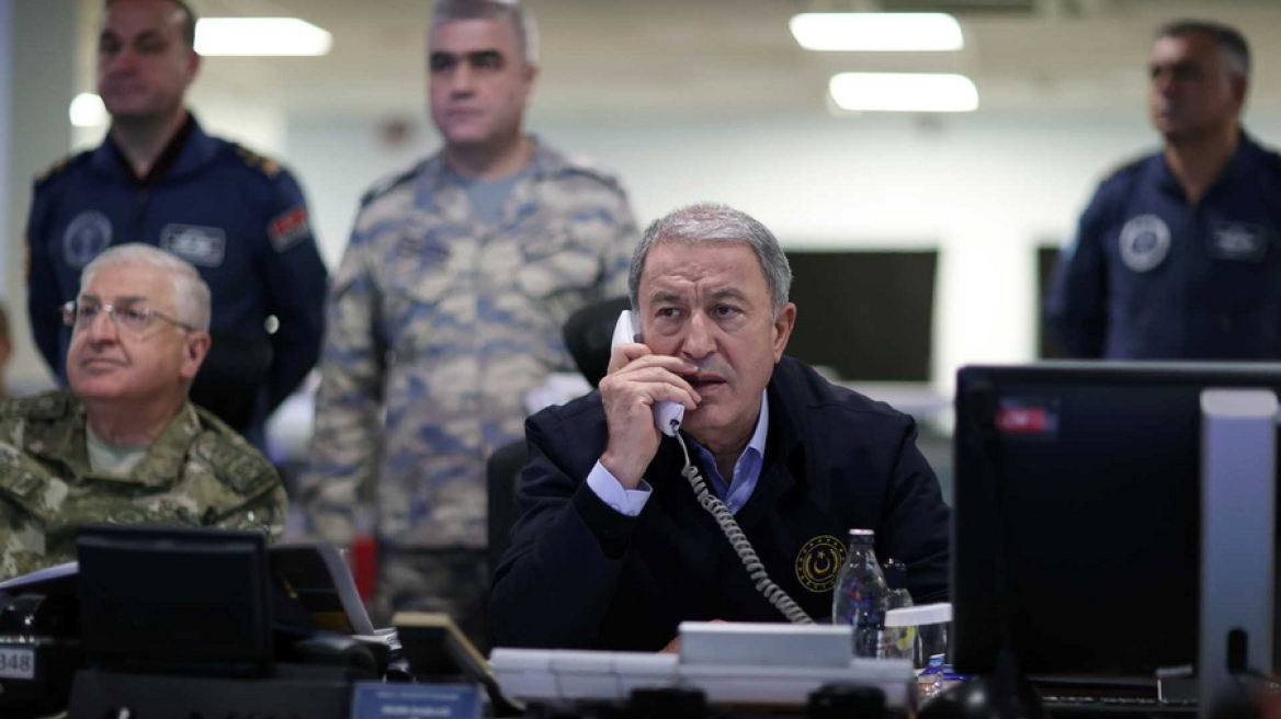 Τουρκία: «Ο στρατός δεν άργησε να προσφέρει βοήθεια στους σεισμόπληκτους», λέει ο Ακάρ