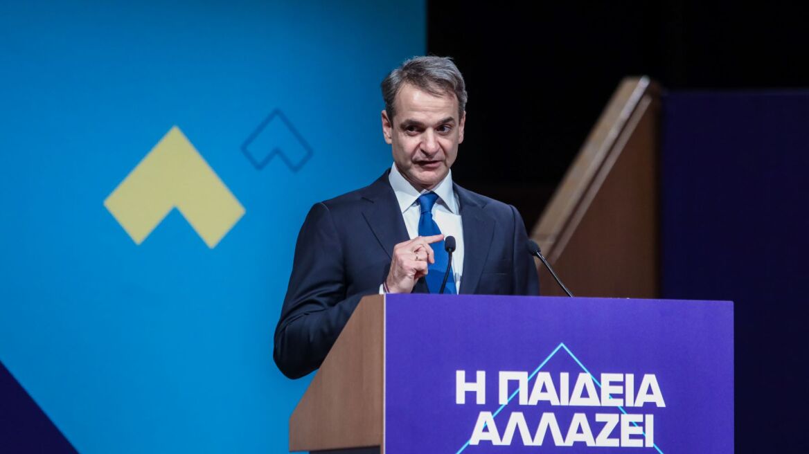 «Είμαστε με τις βιβλιοθήκες και όχι με τις βαριοπούλες» απάντησε ο Μητσοτάκης σε ακτιβιστές που τον διέκοψαν