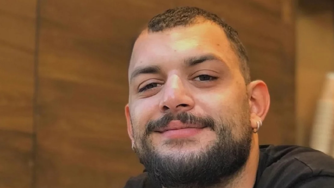Υποψήφιος βουλευτής ΣΥΡΙΖΑ φωτογραφίζεται με φόντο υβριστικά συνθήματα - «Επιβράβευση της χυδαιότητας» λέει η ΝΔ