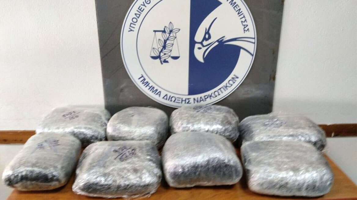Πήγε από τη Θεσσαλία στη Θεσπρωτία και παρέλαβε οκτώ κιλά κάνναβης