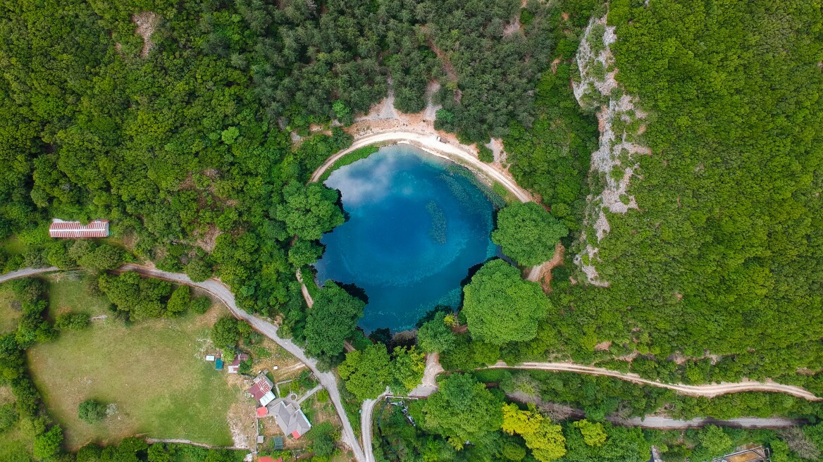 Η άγνωστη, παραμυθένια γαλάζια λίμνη της Ηπείρου 