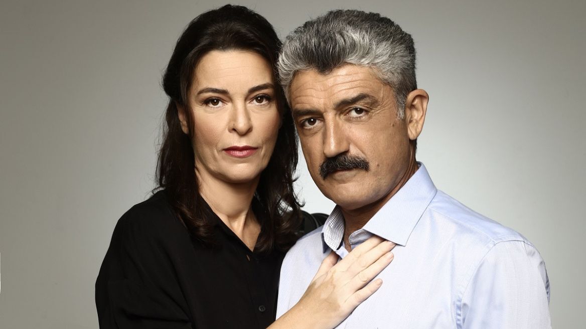 Σασμός: Ο Αντώνης ανακοινώνει το γάμο του με τη Μαρίνα στο καφενείο